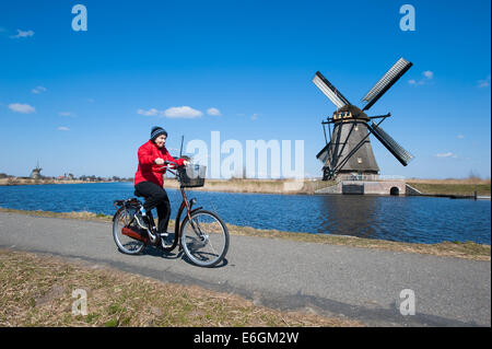 Ältere Dame, die Radfahren in Kinderdijk, Niederlande Stockfoto