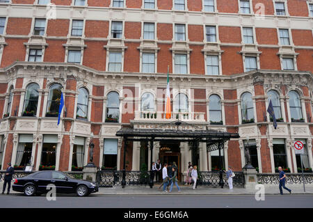 Vor dem Eingang zum Shelbourne Hotel, St. Stephans Green, Dublin Irland Stockfoto