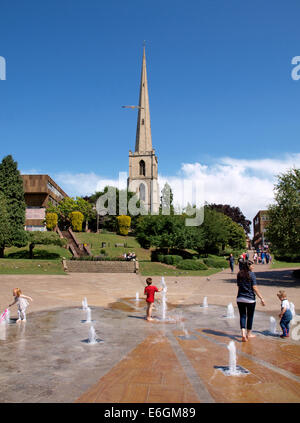 Kinder spielen im Wasser-Brunnen in der Nähe von The Glover Nadel (oder St. Andrews Spire), Worcester, Großbritannien Stockfoto