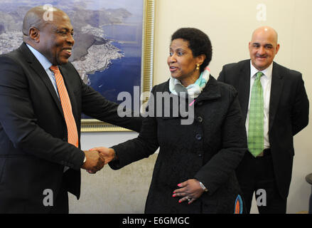 Cape Town, Südafrika. 22. August 2014.  Dr. Phumzile Mlambo-Ngcuka, Untergeneralsekretär und Exekutivdirektor des UN (Vereinte Nationen) Frauen aus New York und ehemalige südafrikanische Vizepräsident begrüßt neuen Fußball-Trainer, Ephraim "Shakes" Mashaba (links) mit Co-Trainer, Oweb = n Da Gama (rechts) in ein spontanes treffen bei der Ankündigung, dass der City of Cape Town Initiative der Vereinten Nationen Frauen sichere Städte weltweit, die lokale Behörden in die Städte sicherer für Frauen und Mädchen unterstützen beitreten wird. Bildnachweis: Roger Sedres/Alamy Live-Nachrichten Stockfoto