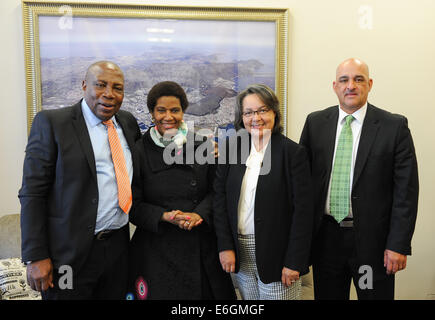 Cape Town, Südafrika. 22. August 2014.  Ephraim "Shakes" Mashaba, (südafrikanische Fußball-Trainer), Dr. Phumzile Mlambo-Ngcuka, Untergeneralsekretär und Exekutivdirektor des UN (Vereinte Nationen) Frauen aus New York und ehemaligen stellvertretenden Präsidenten Südafrikas, Patricia De Lille, Bürgermeisterin von Kapstadt und Owen Da Gama (Assistent Nationaltrainer) in ein spontanes treffen bei der Ankündigung, dass der City of Cape Town Initiative der Vereinten Nationen Frauen sichere Städte weltweit, die lokale Behörden in die Städte sicherer für Frauen und Mädchen unterstützen beitreten wird. © Roger Sedres/Al Stockfoto