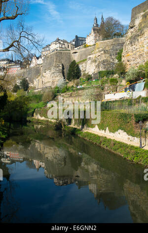 Die Innenstadt von der Stadt Luxemburg, Ansicht mit Fluss Alzette Stockfoto