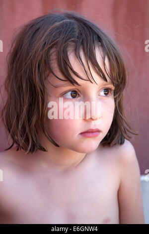 Fünf und eine Hälfte Jahr alt junge mit langen braunen Haaren. Stockfoto