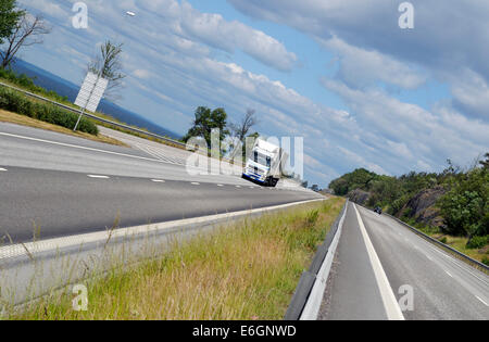 LKW-fahren auf einer malerischen Autobahn Stockfoto