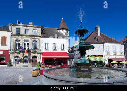 Zentraler Platz von Saint-Pourçain, Allier, Auvergne, Frankreich, Europa Stockfoto