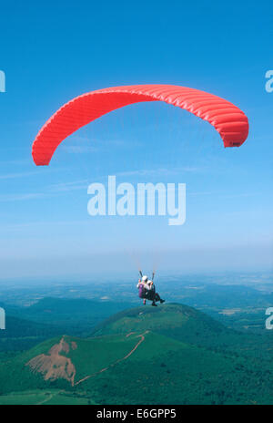 Hangliding in der Nähe des Vulkan Puy de Dome in Auvergne, Frankreich. Stockfoto