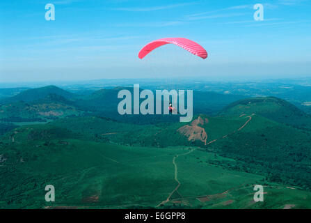 Hangliding in der Nähe des Vulkan Puy de Dome in Auvergne, Frankreich. Stockfoto