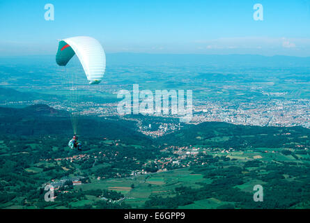 Hangliding in der Nähe des Vulkan Puy de Dome in Auvergne, Frankreich. Stockfoto