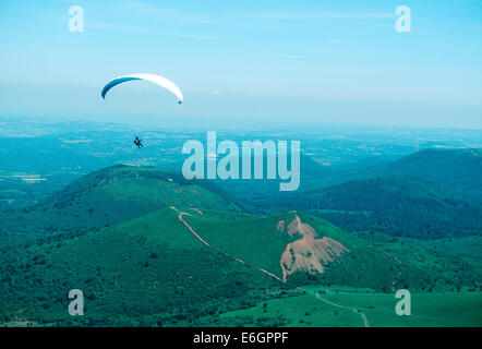 Hangliding in der Nähe des Vulkan Puy de Dome in Auvergne, Frankreich. Stockfoto