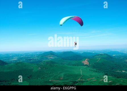 Hangliding in der Nähe des Vulkan Puy de Dome in Auvergne, Frankreich. Stockfoto