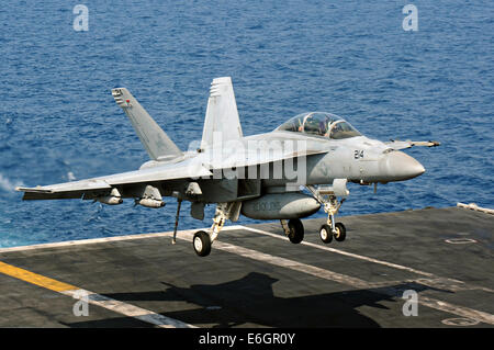 Ein Navy F/A-18F Super Hornet-Kampfflugzeuge landet auf dem Flugdeck des Flugzeugträgers USS George H.W. Bush nach einer Mission, um die irakischen militärischen 14. August 2014 zu unterstützen. Präsident Obama ermächtigt gezielte Luftangriffe auf US-Soldaten von Extremisten bekannt als der islamische Staat im Irak und in der Levante zu schützen. Stockfoto