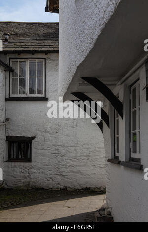 Schmale Gasse mit weiß getünchten Häusern in Hawkshead Seenplatte Cumbria. Stockfoto