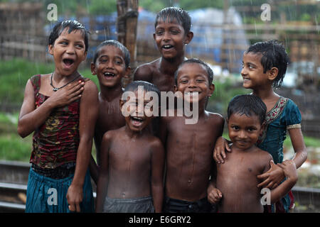 Dhaka, Bangladesch. 23. August 2014. Slum Kinder genießen Regen in Dhaka.Dhaka die zweite am meisten gefährdeten Stadt ist zu schweren Überschwemmungen unter neun Küstenstädte weltweit und bleibt so bis zum Jahr 2100, wenn gegen die Bedrohung durch Maßnahmen eine internationale Studie Credit schlägt: Zakir Hossain Chowdhury/ZUMA Draht/Alamy Live News Stockfoto