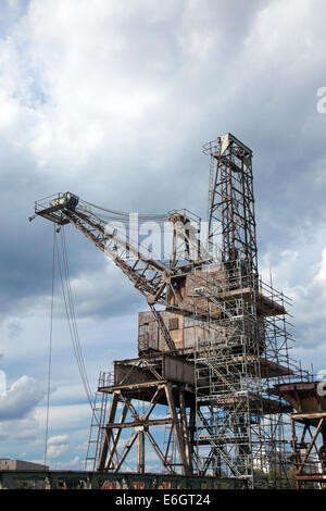 Eines der beiden Krane, diente der Battersea Power Station um Kohle zu entlasten Stockfoto