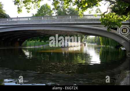 Blick auf den Fluss Cam von Victoria Avenue Bridge, Cambridge England Stockfoto