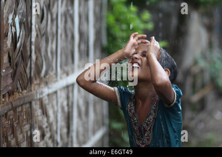 Dhaka, Bangladesch. 23. August 2014. Slum Kinder genießen Regen in Dhaka.Dhaka die zweite am meisten gefährdeten Stadt ist zu schweren Überschwemmungen unter neun Küstenstädte weltweit und bleibt so bis zum Jahr 2100, wenn gegen die Bedrohung durch Maßnahmen eine internationale Studie Credit schlägt: Zakir Hossain Chowdhury/ZUMA Draht/Alamy Live News Stockfoto