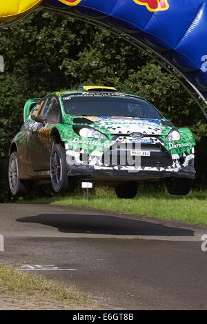 Baumholder, Deutschland. 23. August 2014. Yuriy Protasov und Co-Pilot Pavlo Cherepin (beide Ukraine) springen die Hügel "Gina" in der Wertungsprüfung der ADAC Rallye Deutschland Teil der WRC-Rallye-Weltmeisterschaft auf dem Truppenübungsplatz in Baumholder, Deutschland, 23. August 2014. Foto: THOMAS FREY/Dpa/Alamy Live News Stockfoto