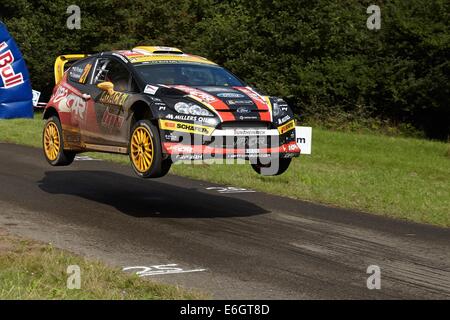 Baumholder, Deutschland. 23. August 2014. Martin Prokop und Co-Pilot Jan Tomanek (beide Tschechien) springen den Hügel "Gina" in der Wertungsprüfung der ADAC Rallye Deutschland Teil der WRC-Rallye-Weltmeisterschaft auf dem Truppenübungsplatz in Baumholder, Deutschland, 23. August 2014. Foto: THOMAS FREY/Dpa/Alamy Live News Stockfoto