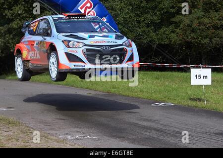 Baumholder, Deutschland. 23. August 2014. Dani Sordo und Co-Pilot Marc Martin (beide ESP) in ihren Hyundai springen den Hügel "Gina" in der Wertungsprüfung der ADAC Rallye Deutschland Teil der WRC-Rallye-Weltmeisterschaft auf dem Truppenübungsplatz in Baumholder, Deutschland, 23. August 2014. Foto: THOMAS FREY/Dpa/Alamy Live News Stockfoto