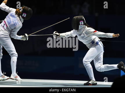 Nanjing, China Jiangsu Provinz. 23. August 2014. Goldmedaillengewinner von Zhong Xiuting (R) China konkurriert mit Sommern Francesca of Great Britain während die Einzäunung des modernen Fünfkampf bei den Nanjing 2014 Olympischen Jugendspielen in Nanjing, der ostchinesischen Provinz Jiangsu, 23. August 2014. Bildnachweis: Han Yuqing/Xinhua/Alamy Live-Nachrichten Stockfoto