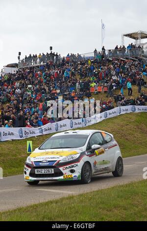 Baumholder, Deutschland. 23. August 2014. Nil Solang und Beifahrer Miquel Ibanez (beide Spanien) in ihren Ford während der Wertungsprüfung der ADAC Rallye Deutschland Teil der WRC-Rallye-Weltmeisterschaft auf dem Truppenübungsplatz in Baumholder, Deutschland, 23. August 2014. Foto: THOMAS FREY/Dpa/Alamy Live News Stockfoto