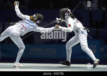 Nanjing, China Jiangsu Provinz. 23. August 2014. Goldmedaillengewinner von Zhong Xiuting (R) China konkurriert mit Sommern Francesca of Great Britain während die Einzäunung des modernen Fünfkampf bei den Nanjing 2014 Olympischen Jugendspielen in Nanjing, der ostchinesischen Provinz Jiangsu, 23. August 2014. Bildnachweis: Han Yuqing/Xinhua/Alamy Live-Nachrichten Stockfoto