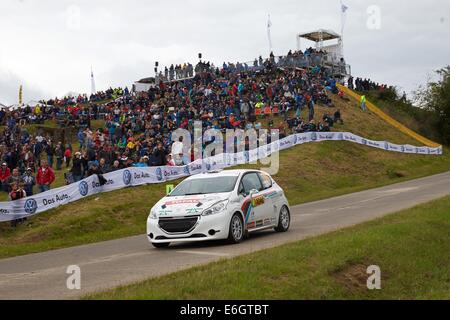 Baumholder, Deutschland. 23. August 2014. Kim Madsen und Co-Pilot Linie Lykke Jensen (Dänemark) in ihren Ford während der Wertungsprüfung der ADAC Rallye Deutschland Teil der WRC-Rallye-Weltmeisterschaft auf dem Truppenübungsplatz in Baumholder, Deutschland, 23. August 2014. Foto: THOMAS FREY/Dpa/Alamy Live News Stockfoto