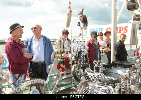 Mod All Weekender, Brighton 2014, Madeira Drive, Brighton, East Sussex, UK . Dies ist eine jährliche Veranstaltung der britischen Mod-Kultur an der Südküste Englands mit dem klassischen Roller als gewähltem Transportmittel. 23. August 2014 David Smith Alamy Live News Stockfoto