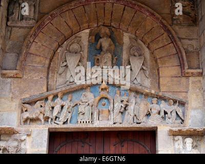 Clermont Ferrand. Tympanon der romanischen Kirche Notre Dame du Port. Puy de Dome. Auvergne Rhone Alpes. Frankreich Stockfoto