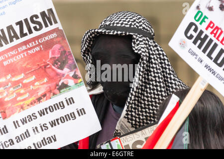 London, UK. 23. August 2014. Ein gesichtsloser Demonstrant verlangt einen Boykott israelischer waren, wie Hunderte von Pro-palästinensischen Demonstranten außen Downing Street fordern zeigen, dass Großbritannien stoppt Israel Bewaffnung. Bildnachweis: Paul Davey/Alamy Live-Nachrichten Stockfoto