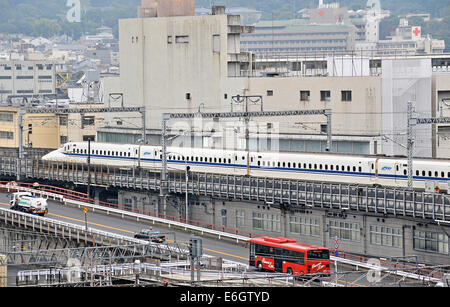 Shinkansen Zug verlassen Bahnhof Kyoto Japan Stockfoto