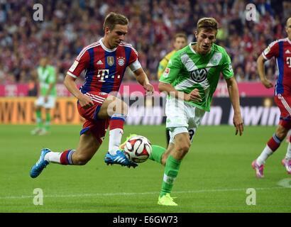 22.08.2014. München, Deutschland. Eröffnungsspiel der Saison 2014 / 15, FC Bayern München gegen Wolfsburg.  Philipp Lahm (FC Bayern München), Robin Knoche (VfL Wolfsburg) Stockfoto