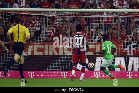 22.08.2014. München, Deutschland. Eröffnungsspiel der Saison 2014 / 15, FC Bayern München gegen Wolfsburg.  David Alaba (FC Bayern München), Junior Malanda (VfL Wolfsburg) Stockfoto