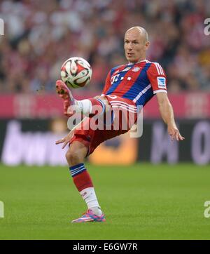 22.08.2014. München, Deutschland. Eröffnungsspiel der Saison 2014 / 15, FC Bayern München gegen Wolfsburg. Arjen Robben (FC Bayern München) am ball Stockfoto