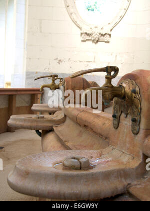 Vichy Thermalstadt. Quellwasserhähne in der Célesting-Quelle (Quelle Celestins), Departement Allier, Auvergne Rhone Alpes, Frankreich Stockfoto