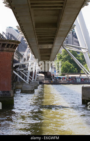 Unterseite der Golden Jubilee Bridge in London, England. Stockfoto