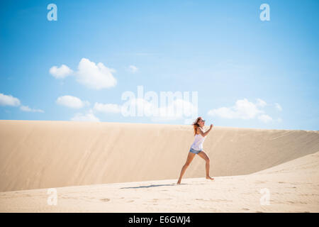 Junge Frau Läufer auf Dünen in einem Vietnam Stockfoto