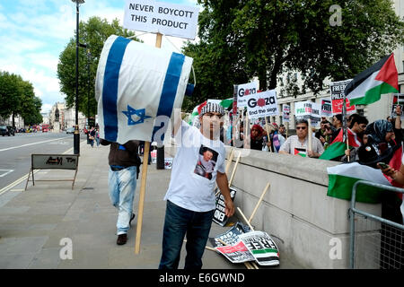 London, UK. 23. August 2014. Außen Downing Street gegen Waffenlieferungen an Israel zu protestieren. Mann trägt riesige Toilettenrolle zeigen israelische Flagge, während ein Hitler-Tshirt Credit tragen: Rachel Megawhat/Alamy Live News Stockfoto