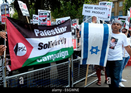 London, UK. 23. August 2014. Außen Downing Street gegen Waffenlieferungen an Israel zu protestieren. Mann trägt riesige Toilettenrolle zeigen israelische Flagge, während ein Hitler-Tshirt Credit tragen: Rachel Megawhat/Alamy Live News Stockfoto