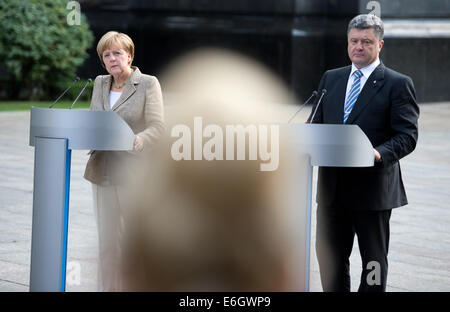 Kiew, Ukraine. 23. August 2014. Bundeskanzlerin Angela Merkel und Präsident der Ukraine Petro Poroshenko halten eine Pressekonferenz in Kiew, Ukraine, 23. August 2014. Bundeskanzlerin Angela Merkel reiste in der ukrainischen Hauptstadt Kiew zu Gesprächen über die eskalierenden Konflikt mit Russland über die pro-russischen Separatisten Rebellion. Foto: BERND VON JUTRCZENKA/Dpa/Alamy Live-Nachrichten Stockfoto