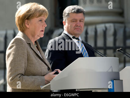 Kiew, Ukraine. 23. August 2014. Bundeskanzlerin Angela Merkel und Präsident der Ukraine Petro Poroshenko halten eine Pressekonferenz in Kiew, Ukraine, 23. August 2014. Bundeskanzlerin Angela Merkel reiste in der ukrainischen Hauptstadt Kiew zu Gesprächen über die eskalierenden Konflikt mit Russland über die pro-russischen Separatisten Rebellion. Foto: BERND VON JUTRCZENKA/Dpa/Alamy Live-Nachrichten Stockfoto