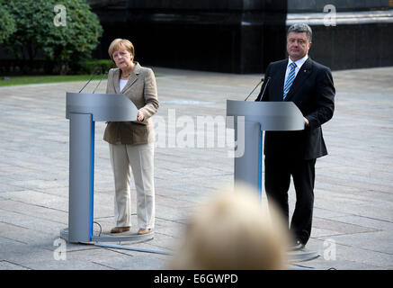 Kiew, Ukraine. 23. August 2014. Bundeskanzlerin Angela Merkel und Präsident der Ukraine Petro Poroshenko halten eine Pressekonferenz in Kiew, Ukraine, 23. August 2014. Bundeskanzlerin Angela Merkel reiste in der ukrainischen Hauptstadt Kiew zu Gesprächen über die eskalierenden Konflikt mit Russland über die pro-russischen Separatisten Rebellion. Foto: BERND VON JUTRCZENKA/Dpa/Alamy Live-Nachrichten Stockfoto