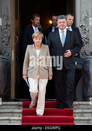 Kiew, Ukraine. 23. August 2014. Bundeskanzlerin Angela Merkel und Präsident der Ukraine Petro Poroshenko halten eine Pressekonferenz in Kiew, Ukraine, 23. August 2014. Bundeskanzlerin Angela Merkel reiste in der ukrainischen Hauptstadt Kiew zu Gesprächen über die eskalierenden Konflikt mit Russland über die pro-russischen Separatisten Rebellion. Foto: BERND VON JUTRCZENKA/Dpa/Alamy Live-Nachrichten Stockfoto