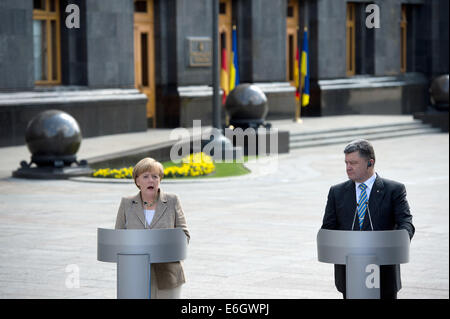 Kiew, Ukraine. 23. August 2014. Bundeskanzlerin Angela Merkel und Präsident der Ukraine Petro Poroshenko halten eine Pressekonferenz in Kiew, Ukraine, 23. August 2014. Bundeskanzlerin Angela Merkel reiste in der ukrainischen Hauptstadt Kiew zu Gesprächen über die eskalierenden Konflikt mit Russland über die pro-russischen Separatisten Rebellion. Foto: BERND VON JUTRCZENKA/Dpa/Alamy Live-Nachrichten Stockfoto