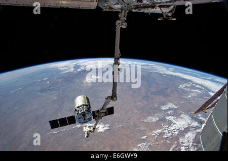 Der internationalen Raumstation ISS Canadarm 2 bereitet der Orbital Sciences Corporation kommerzielle Fracht Handwerk Cygnus nach einem Monat angebracht, dem orbitalen Außenposten 15. August 2014 in der Erdumlaufbahn zu veröffentlichen. Stockfoto