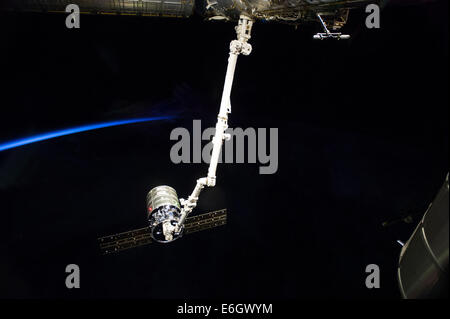 Der internationalen Raumstation ISS Canadarm 2 bereitet der Orbital Sciences Corporation kommerzielle Fracht Handwerk Cygnus nach einem Monat angebracht, dem orbitalen Außenposten 15. August 2014 in der Erdumlaufbahn zu veröffentlichen. Stockfoto