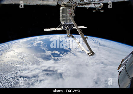 Der internationalen Raumstation ISS Canadarm 2 bereitet der Orbital Sciences Corporation kommerzielle Fracht Handwerk Cygnus nach einem Monat angebracht, dem orbitalen Außenposten 15. August 2014 in der Erdumlaufbahn zu veröffentlichen. Stockfoto