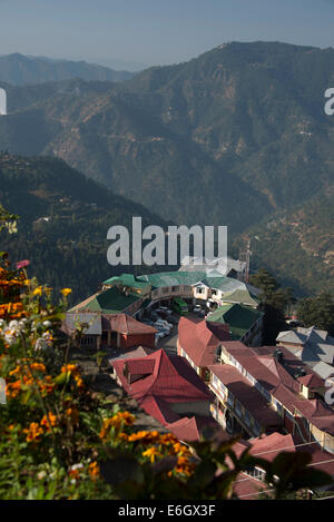 Blick am Morgen über einen Teil der Shimla Vororte auf den Ausläufern des Himalaya in Himachal Pradesh, Indien Stockfoto