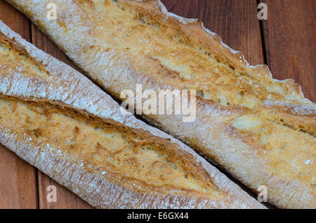 zwei Baguettes auf Holztisch Stockfoto