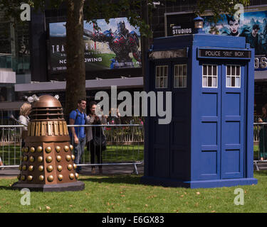 Leicester Square, London, UK, 23. August 2014. Die TARDIS materialisiert in Leicester Square zusammen mit einer Dr Who größten Feinde - ein Dalek - vor dem Beginn einer lange erwarteten neuen Serie von TV-Show. Die erste Episode sehen Arzt regenerieren in eine neue Form, die von Peter Capaldi gehandelt wird. Bildnachweis: Patricia Phillips/Alamy Live-Nachrichten Stockfoto